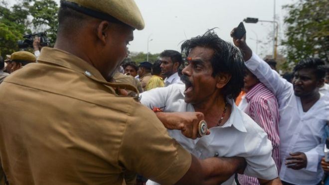 போலீசுக்கு அதிகாரம் அளித்தது யார்?