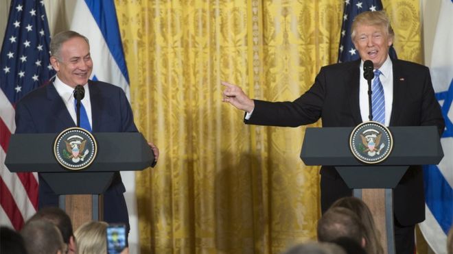 الرئيس الأمريكي دونالد ترامب في مؤتمر صحفي مع رئيس الوزراء الاسرائيلي بنيامين نتنياهو في البيت الأبيض يوم 15 فبراير 2017