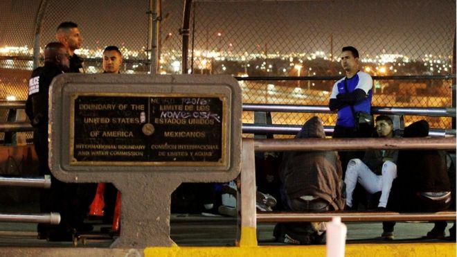 Группа центральноамериканцев и кубинцев в надежде подать заявление о предоставлении убежища на границе международного моста между Мексикой и США