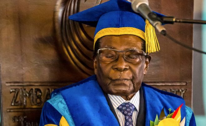 Mugabe oo ku sugan xaflad qalinjabin ah November, 2017-ka maalmo kadib markii ciidanka awoodda la wareegeen.