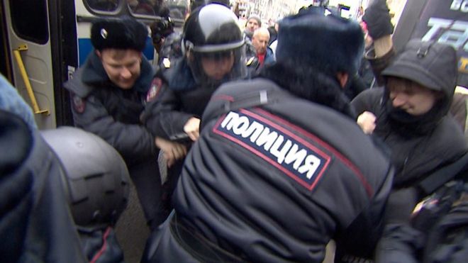 Полиция задерживает Алексея Навального