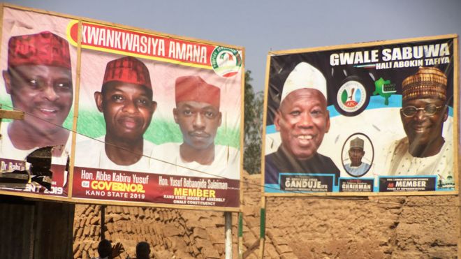 Рекламный щит кампании PDP (l) Рекламный щит APC (r) в штате Кано, Нигерия