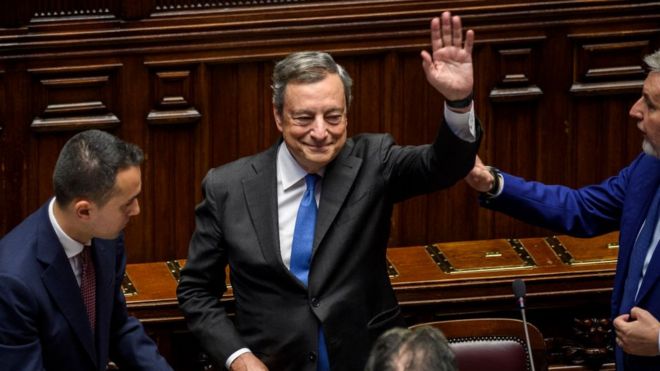 Mario Draghi despidiéndose en el parlamento italiano.