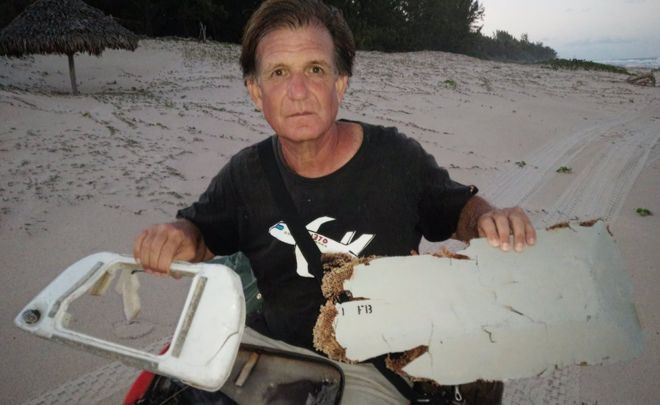 Блейн Гибсон демонстрирует две части возможного мусора MH370, найденного на Мадагаскаре