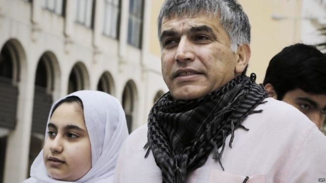 Бахрейнский правозащитник Набиэль Раджаб и его дочь Малак (слева) покидают суд после посещения его апелляционного заседания (11 февраля 2015 г.)