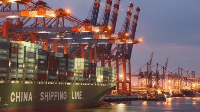Китайская судоходная линия разгружается в главном контейнерном порту Гамбурга.