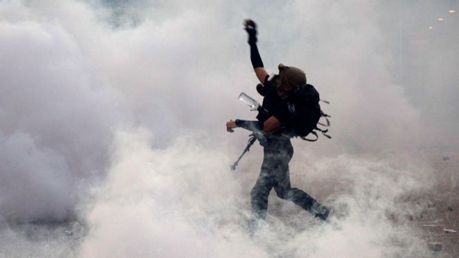 Протестующий бросает камень