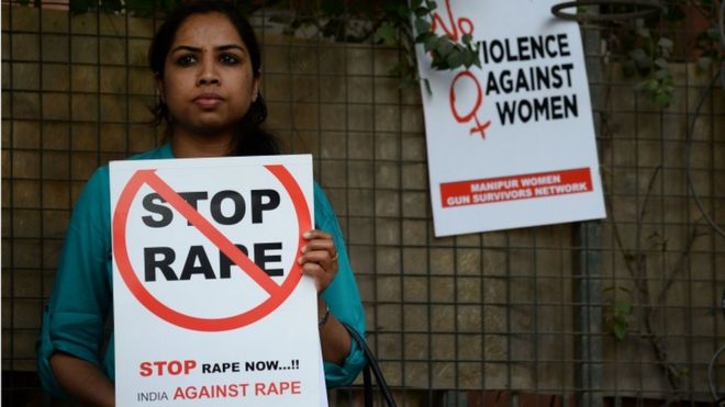 Imagem mostra mulher indiana e cartazes com mensagens anti-violência contra a mulher e pedindo que "parem os estupros", em referência a registros crescentes de crimes desse tipo no país