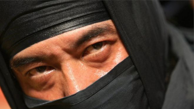 Homem vestido de ninja