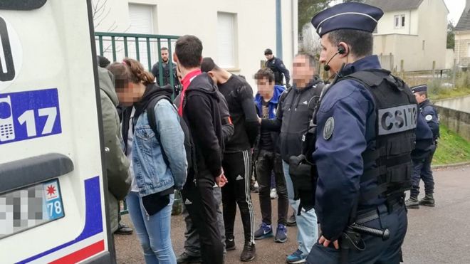 Полиция арестовывает учащихся возле средней школы Сент-Экзюпери в Мант-ла-Жоли в Ивелин, после столкновений, 6 декабря 2018 года