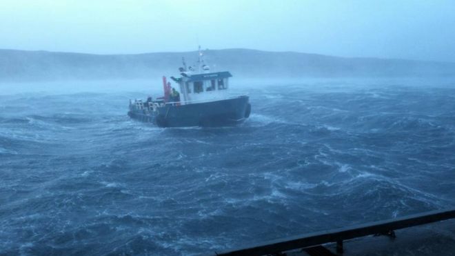 Волны разбиваются о берег моря в Ардроссане, Шотландия, когда шторм Гертруда обрушивается на Великобританию
