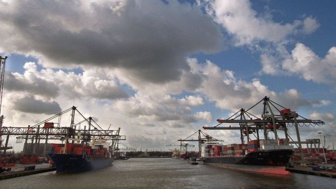 Голландский порт Роттердам является крупнейшим в Европе.