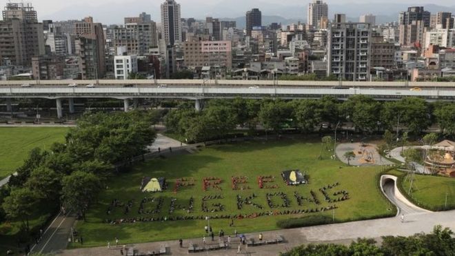 Около 300 студентов в Тайбэе сформировали живую цепочку, чтобы поддержать протестующих в Гонконге в августе