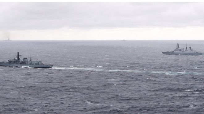 HMS Duncan (справа) отслеживает военный корабль в российской оперативной группе