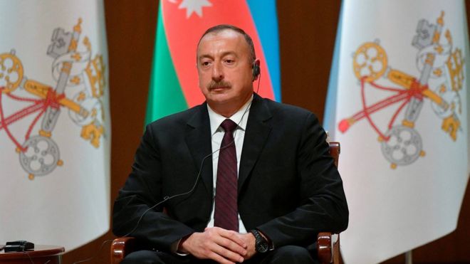 Президент Азербайджана Ильхам Алиев наблюдает во время встречи с Папой Франциском и властями в Центре Гейдара Алиева в Баку, Азербайджан, 2 октября 2016 года.