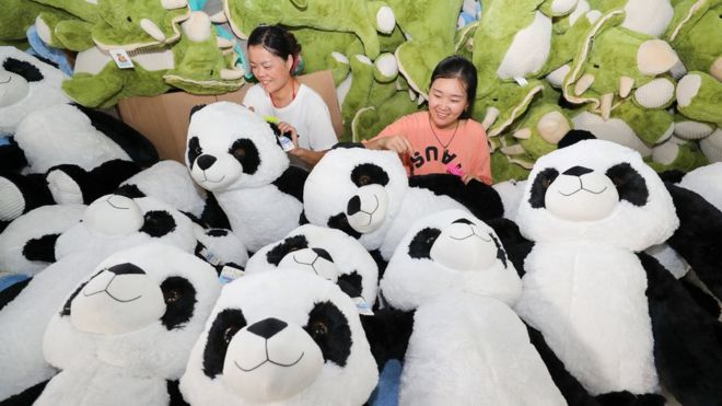 中国江苏连云港一家工厂内两名女工在整理大熊猫娃娃玩具（13/8/2020）