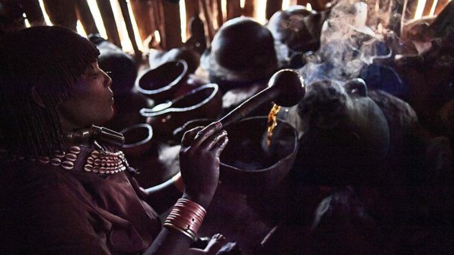 Женщина из племени хамар готовит традиционный кофе в южной части долины реки Омо в Эфиопии около Турми 20 сентября 2016 года.