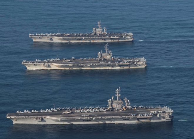 Авианосцы USS Рональд Рейган (CVN 76), USS Теодор Рузвельт (CVN 71) и USS Nimitz (CVN 68) в западной части Тихого океана, 12 ноября 2017 года