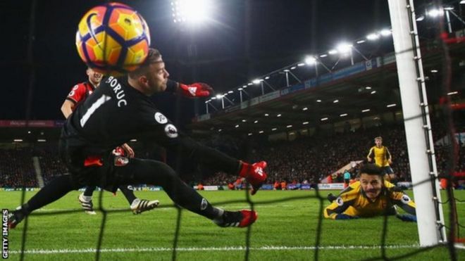 Alexis Sanchez (kulia) alifunga wakati Arsenal ilisawazisha mabao 3-3 dhidi ya Bournemouth mnamo Januari