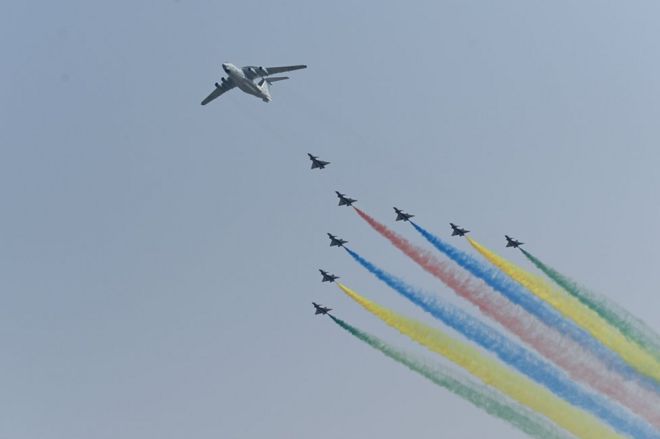 Группа военных самолетов пролетает над Пекином во время военного парада.