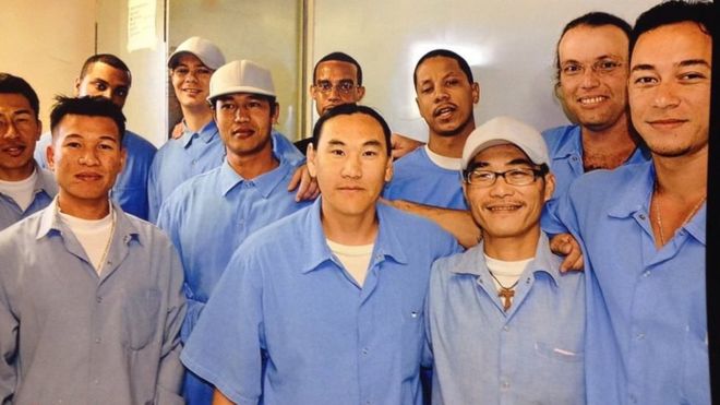 Tùng (hàng đầu, đeo kính) đã có nhiều hoạt động giúp đỡ những cựu tù nhân gốc Á hoàn lương.