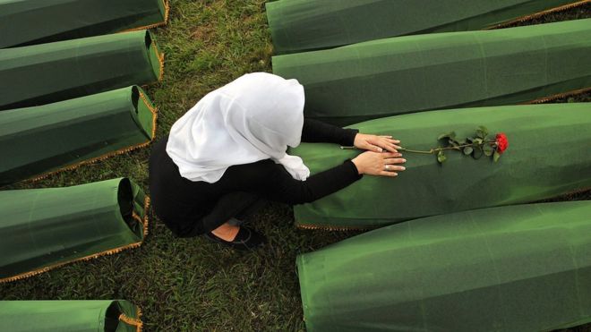 На снимке, сделанном 10 июля 2013 года, изображена боснийская мусульманка, пережившая резню в Сребренице в 1995 году,
