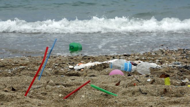 Пластиковый мусор лежит на пляже Эгейского моря недалеко от Афин
