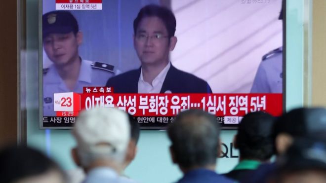 Граждане наблюдают за освещением слушаний по поводу приговора вице-председателя Samsung Electronics Ли Чже Ёна на станции в Сеуле, Южная Корея, 25 августа 2017 года
