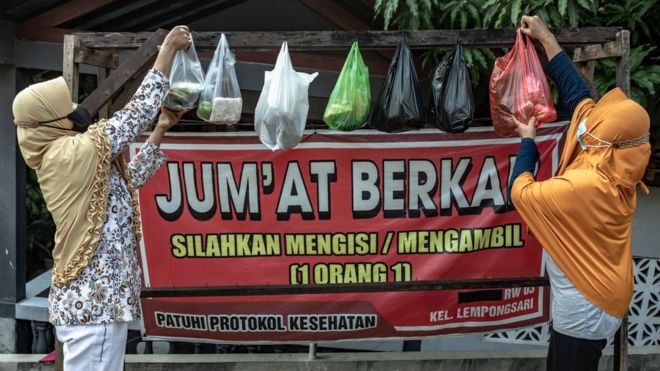 Warga menyiapkan plastik berisi paket sembako untuk dibagikan kepada warga yang terdampak pandemi COVID-19 di lingkungan RW 03, Kelurahan Lempongsari, Gajahmungkur, Semarang, Jawa Tengah, Jumat (2/7/2021).