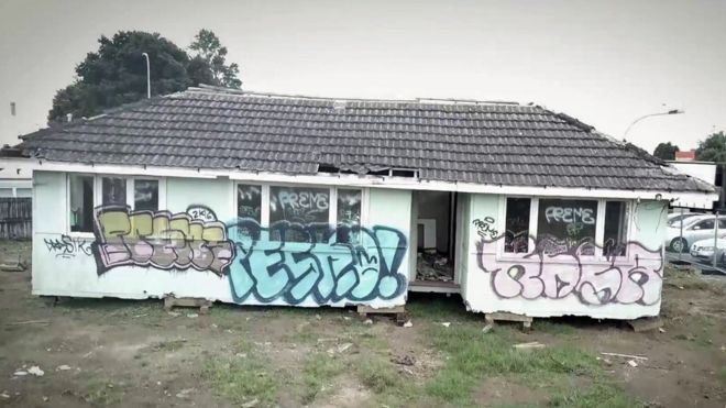 Дом сброшен на землю в Окленде