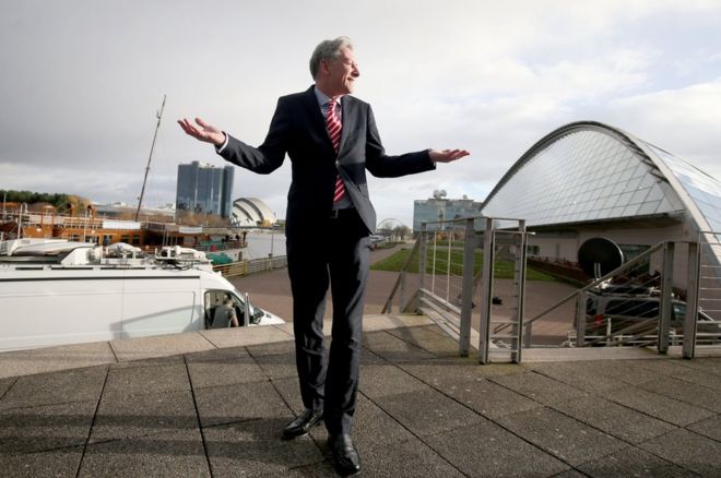 ஆகஸ்ட் மாதம் தன்னுடைய பதவியில் இருந்து விலகிய கெஸியா டுக்டாலெவுக்கு அடுத்ததாக ஸ்காட்லாந்து தொழிலாளர் கட்சியின் தலைமை பதவிக்கு கடுமையான போராட்டத்திற்கு பின்னர், ரிச்சர்ட் லியோனார்டு தேர்ந்தெடுக்கப்பட்டுள்ளார்.