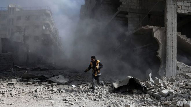 Un volontaire humanitaire à Saqba, dans la Ghouta assiégée.