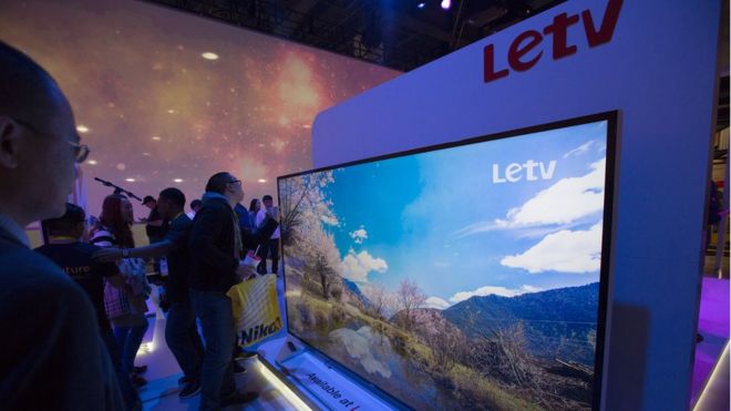 Люди смотрят на 120-дюймовую UHD 4K панель Letv, 9 января 2016 года в Лас-Вегасе, штат Невада, на выставке бытовой электроники CES 2016