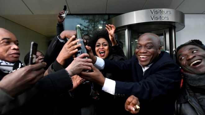Родственники и друзья бывшего президента Кот-д'Ивуара Лорана Гбагбо празднуют у Международного уголовного суда