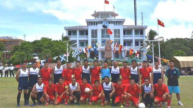 Hoạt động chơi bóng đá, bóng chuyền và kéo co diễn ra hôm thứ Năm 22/6 tại đảo Song Tử Tây thuộc Quần đảo Trường Sa