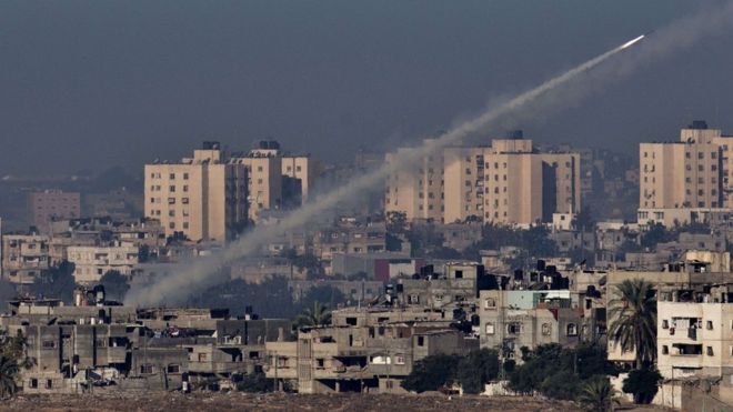 Снимок, сделанный в южном израильском городе Сдерот, с изображением ракеты, запускаемой из сектора Газа в направлении Израиля (15 ноября 2012 года)