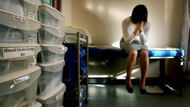 Жертва изнасилования в медицинском центре (фото модели)