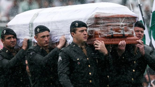Гроб жертвы авиакатастрофы Шапекоэнс, который несут на стадион