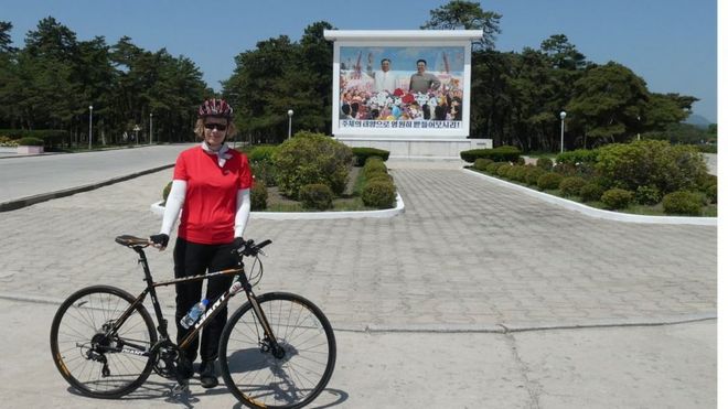 Snežana Radojičić u Severnoj Koreji sa biciklom, 2018.
