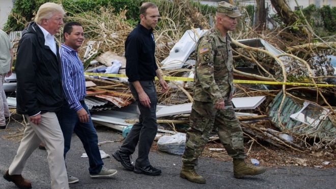 Президент США Дональд Трамп посещает жителей, пострадавших от урагана, в Гуайнабо, к западу от Сан-Хуана, Пуэрто-Рико, 3 октября 2017 года.