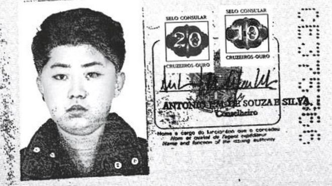 Una fotocopia de un pasaporte presuntamente usado por Kim Jong-un en su juventud