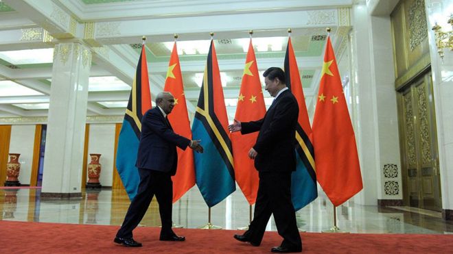 Chủ tịch Trung Quốc Tập Cận Bình gặp gỡ cựu thủ tướng Vanuatu Sato Killman hồi 2015 ở Bắc Kinh