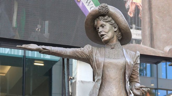 Статуя Эммелины Панкхерст