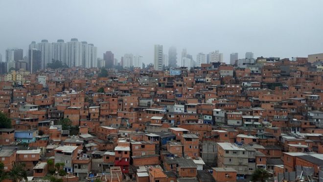 Favela de Paraisópolis e bairro nobre do Morumbi ao fundo