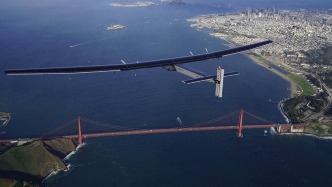 Самолет на солнечной энергии - Солнечный импульс 2 пролетает над Сан-Франциско
