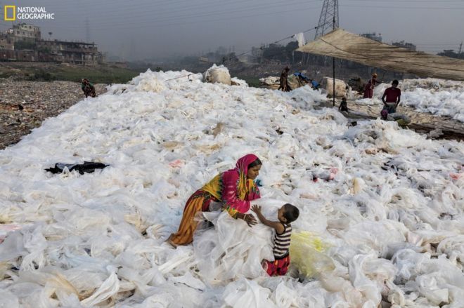 Прозрачная пластиковая пленка в Бангладеш распределяется для просушки