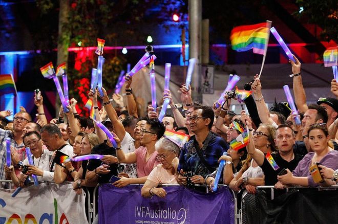 Разговорщики приветствуют парад в Gay и Lesbian Mardi Gras в Сиднее в начале этого года