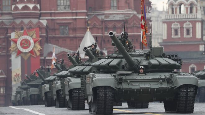 Un tanque ruso T-72B3M en la plaza Roja durante el desfile militar del 9 de mayo.