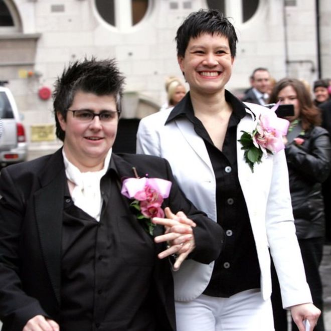 Грейн Клоуз и Шеннон Сиклз позировали для фотографий в Белфасте в 2005 году, став первой лесбийской парой в Великобритании, вступившей в гражданское партнерство