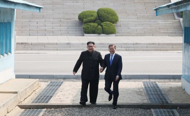 Moon y Kim cruzan hacia Corea del Sur.